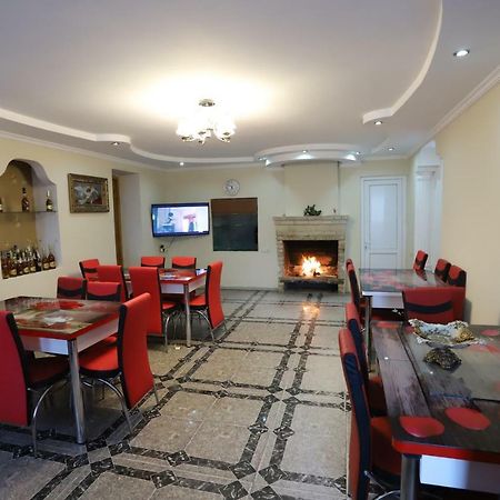 Hotel Hollywood Kutaisi Bagian luar foto