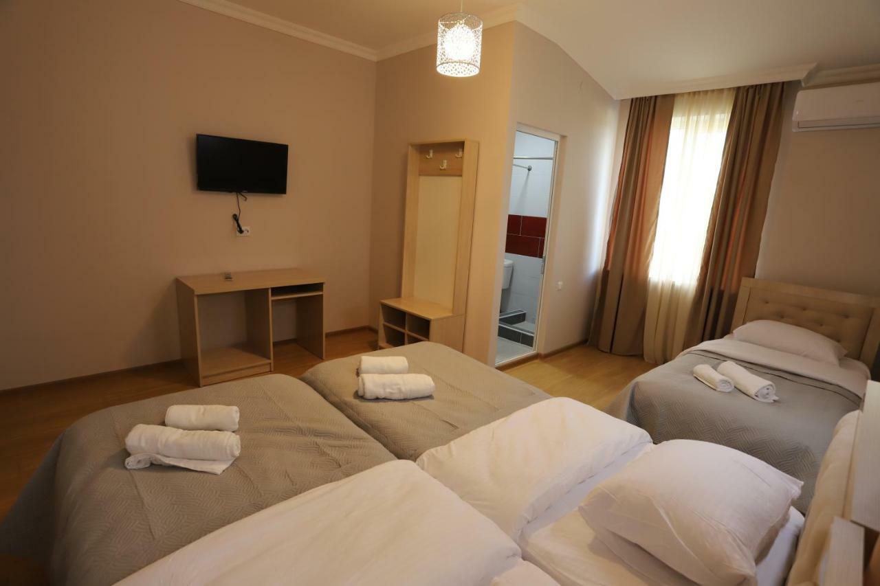 Hotel Hollywood Kutaisi Bagian luar foto