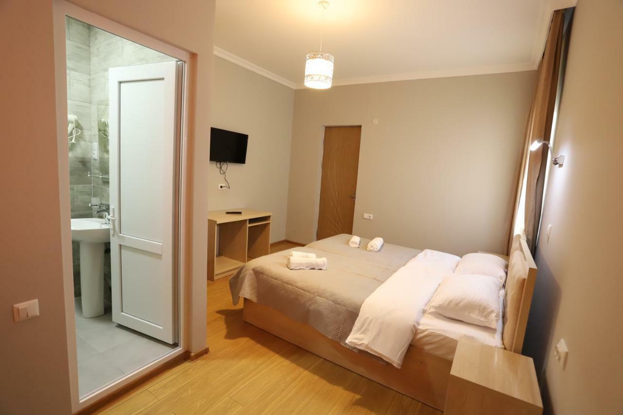 Hotel Hollywood Kutaisi Bagian luar foto
