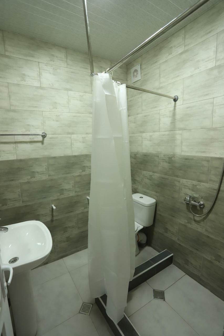 Hotel Hollywood Kutaisi Bagian luar foto