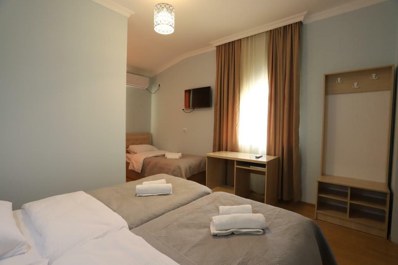 Hotel Hollywood Kutaisi Bagian luar foto