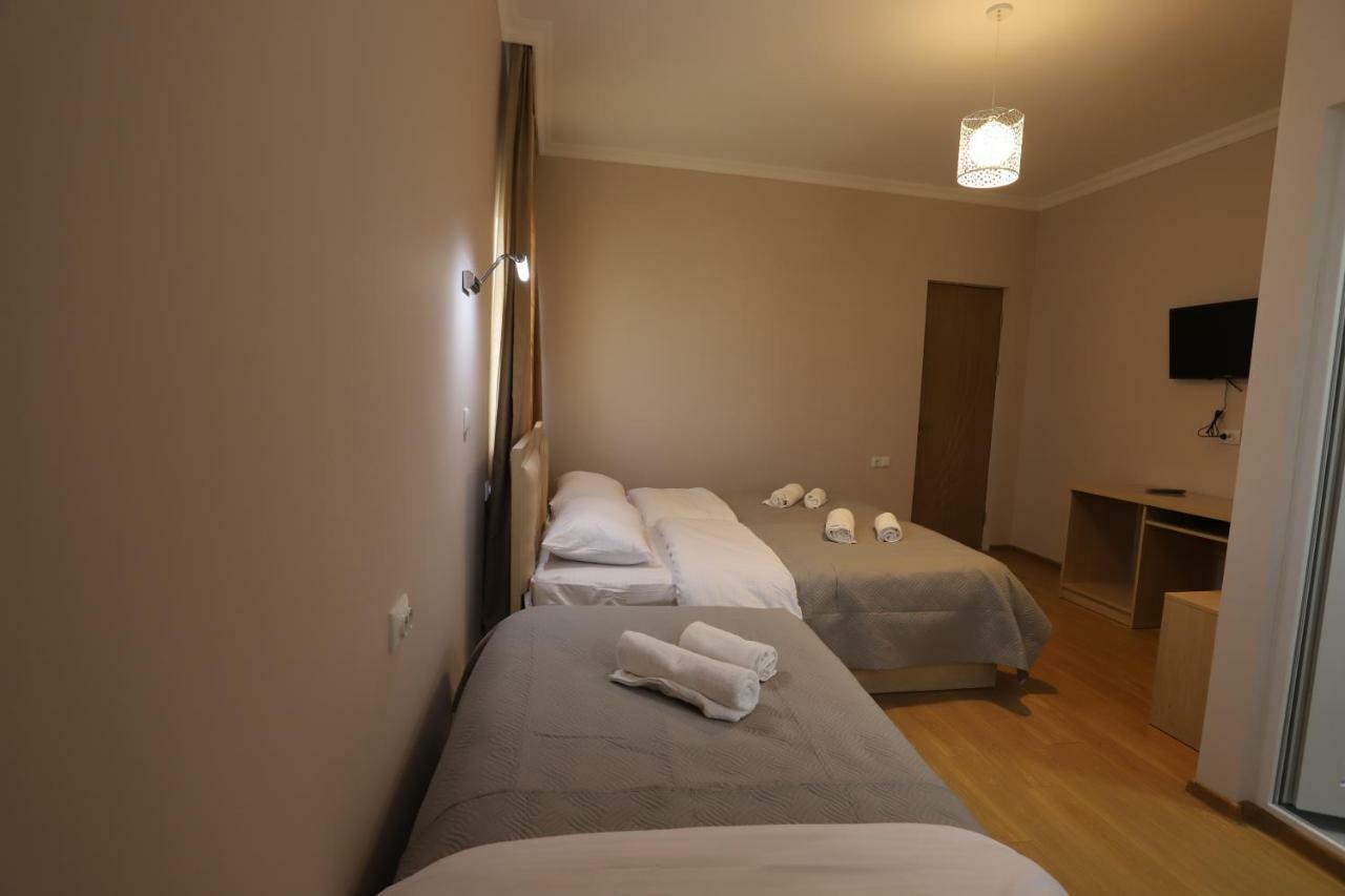 Hotel Hollywood Kutaisi Bagian luar foto
