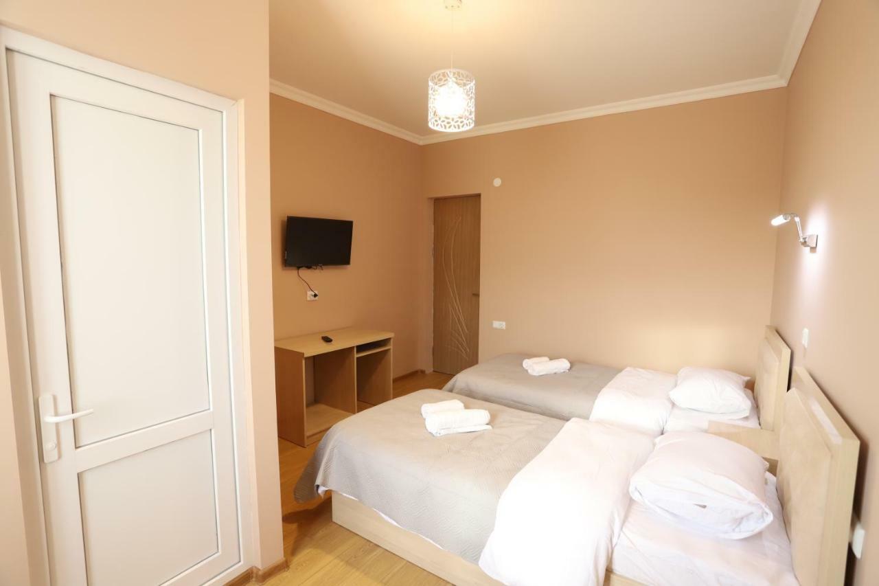 Hotel Hollywood Kutaisi Bagian luar foto