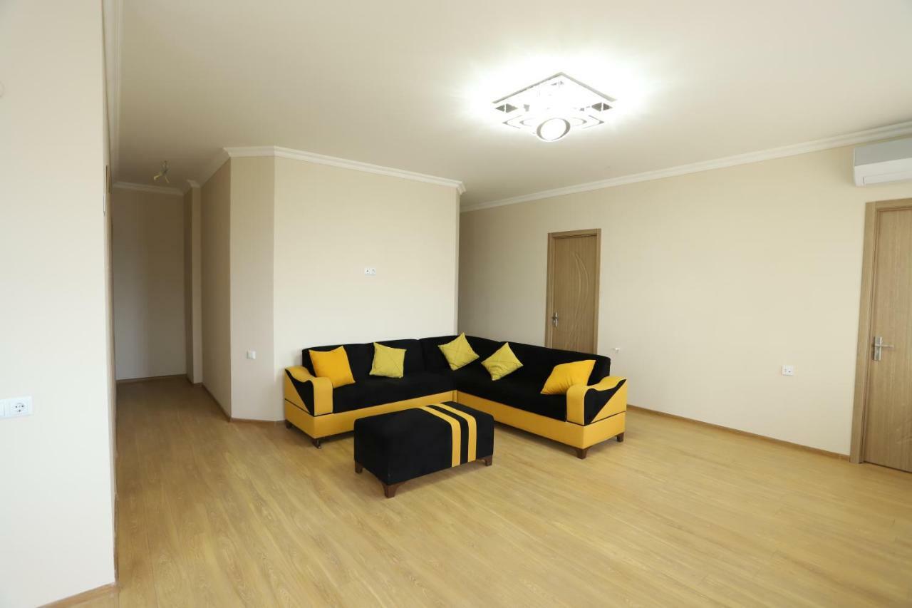 Hotel Hollywood Kutaisi Bagian luar foto