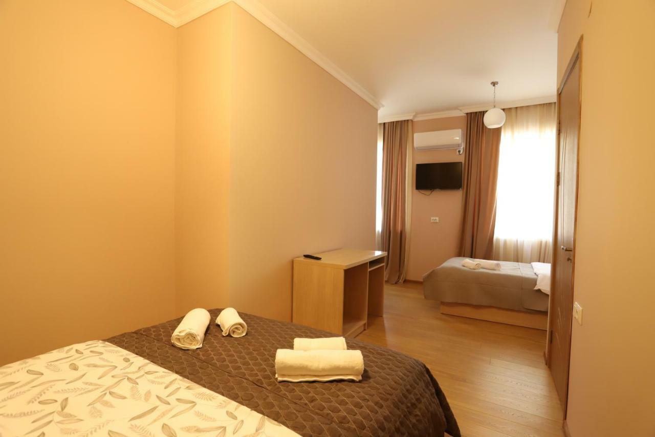 Hotel Hollywood Kutaisi Bagian luar foto