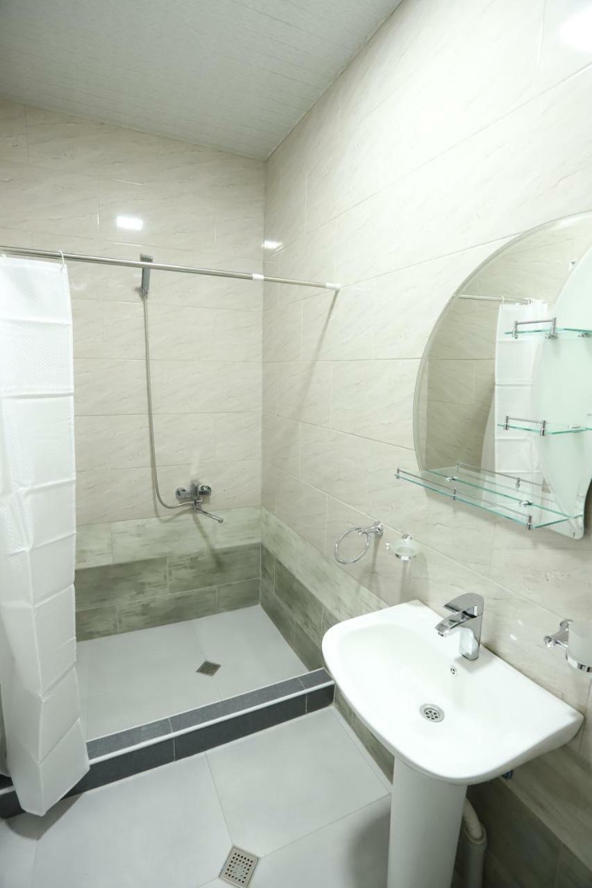 Hotel Hollywood Kutaisi Bagian luar foto