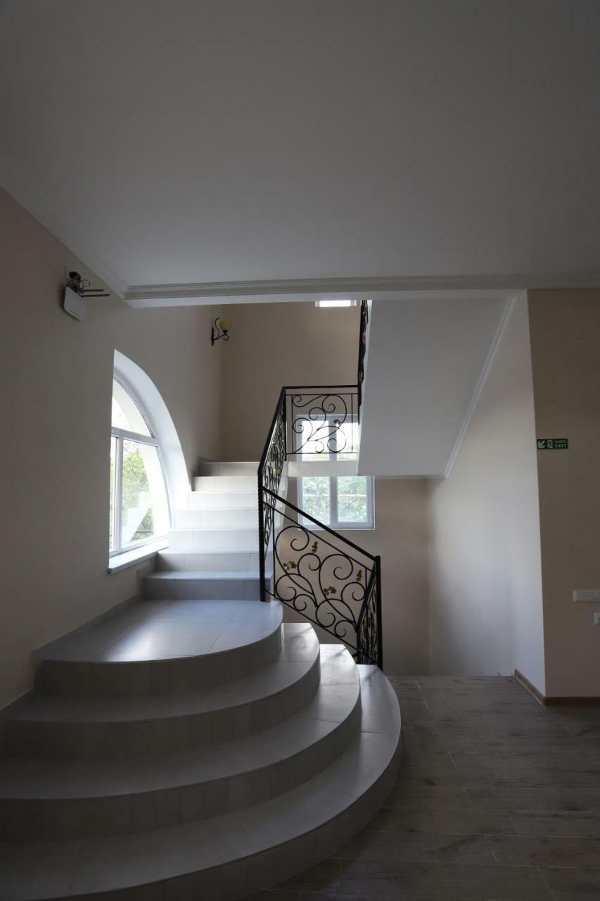 Hotel Hollywood Kutaisi Bagian luar foto