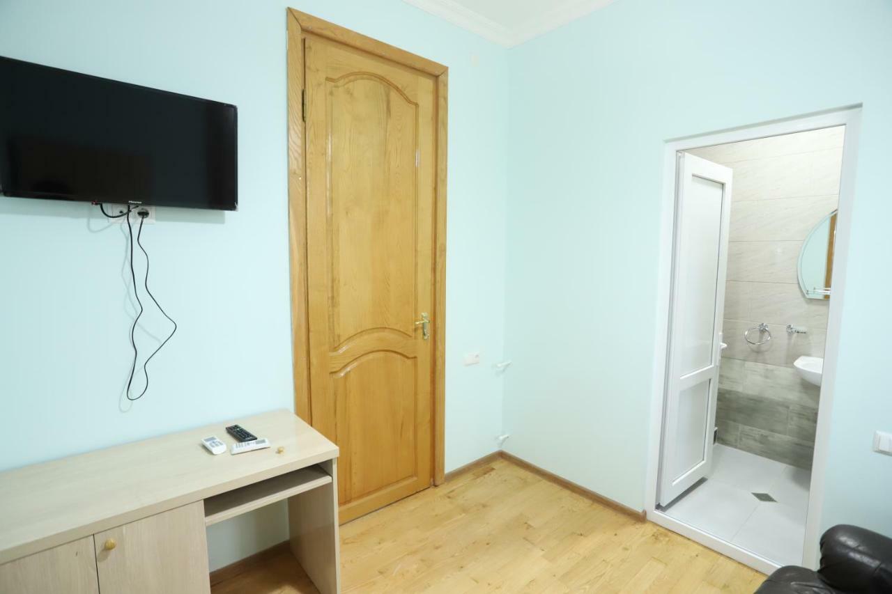 Hotel Hollywood Kutaisi Bagian luar foto