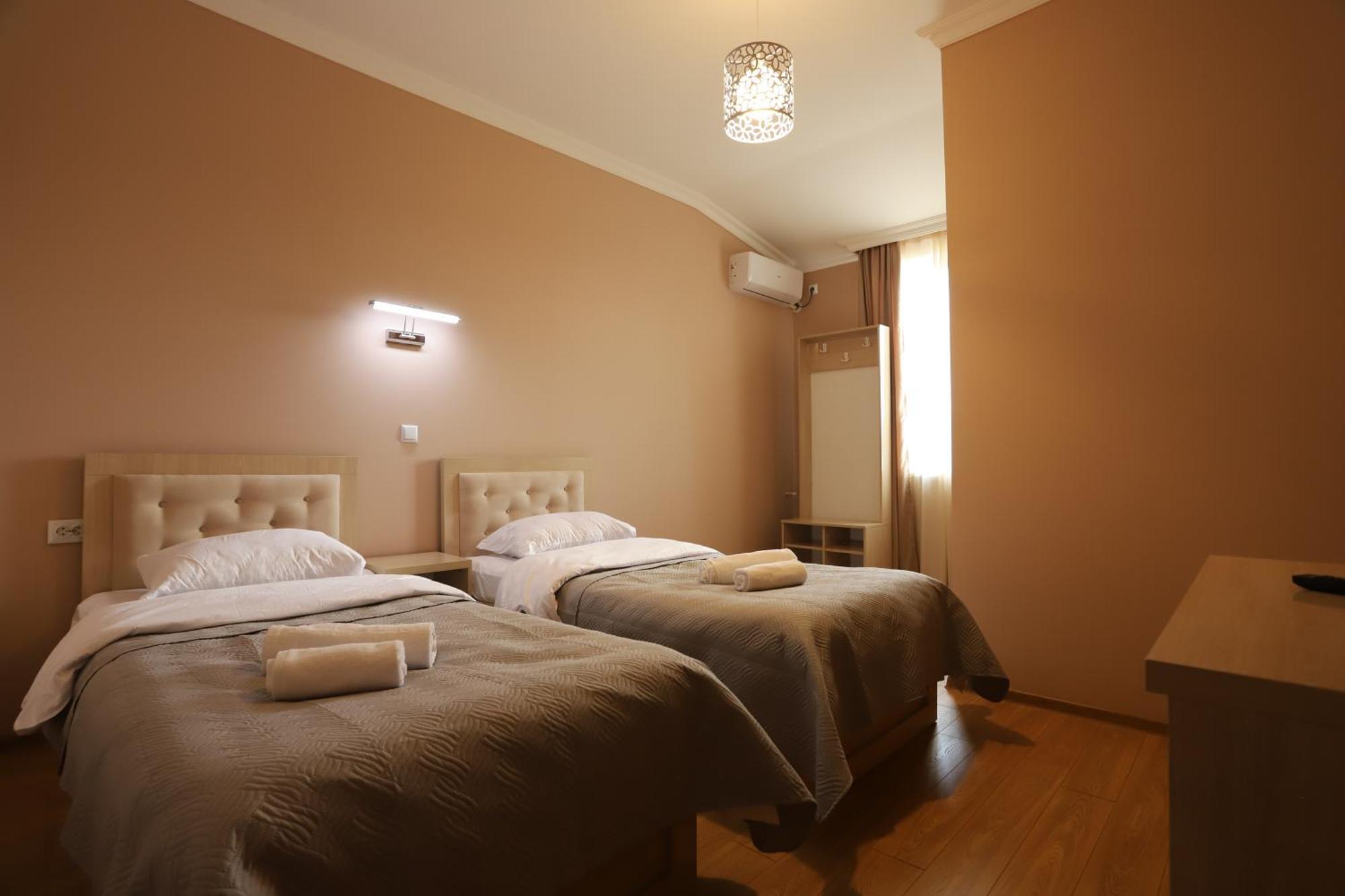 Hotel Hollywood Kutaisi Bagian luar foto