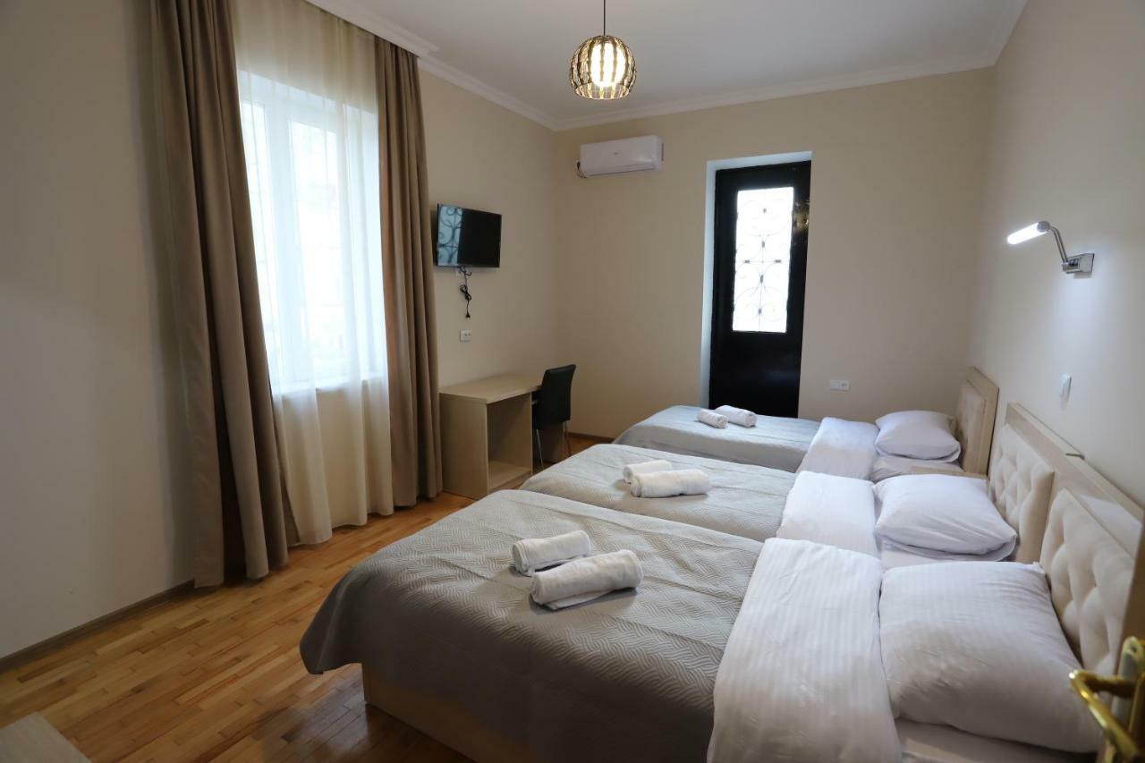 Hotel Hollywood Kutaisi Bagian luar foto