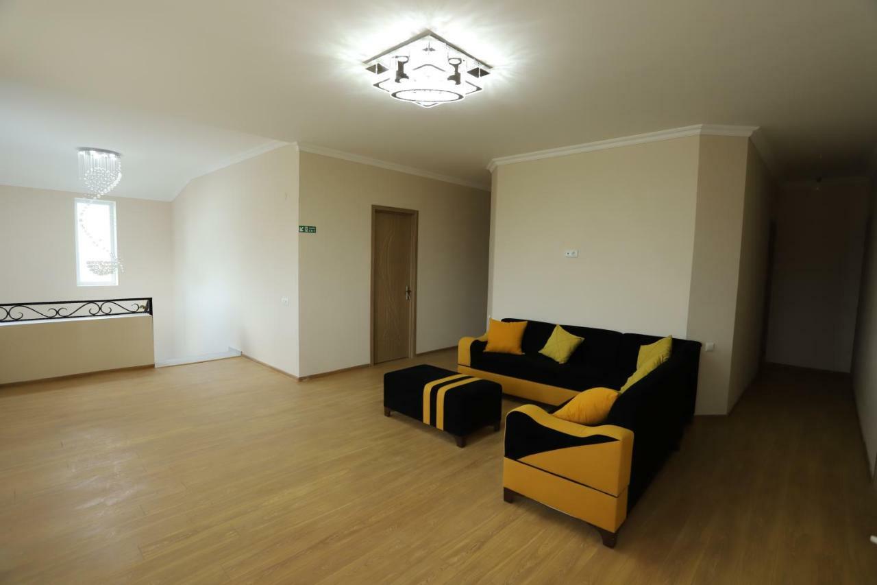 Hotel Hollywood Kutaisi Bagian luar foto
