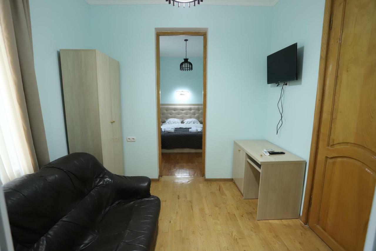 Hotel Hollywood Kutaisi Bagian luar foto