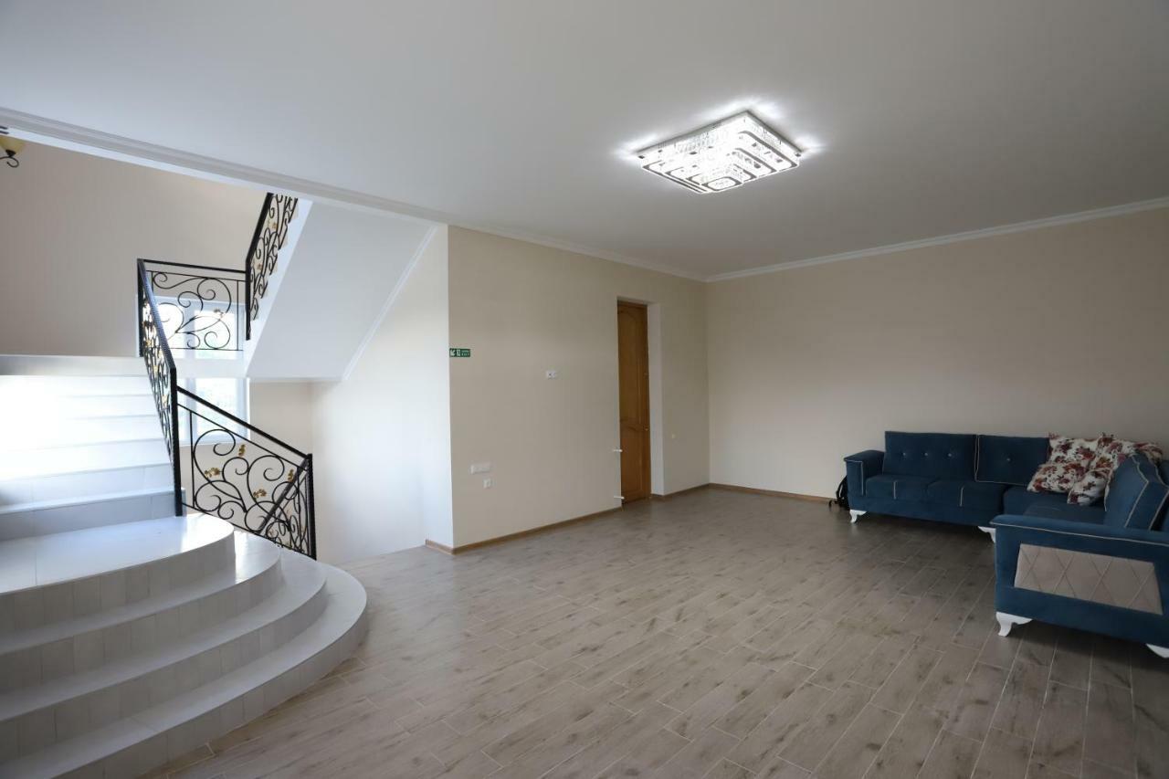 Hotel Hollywood Kutaisi Bagian luar foto