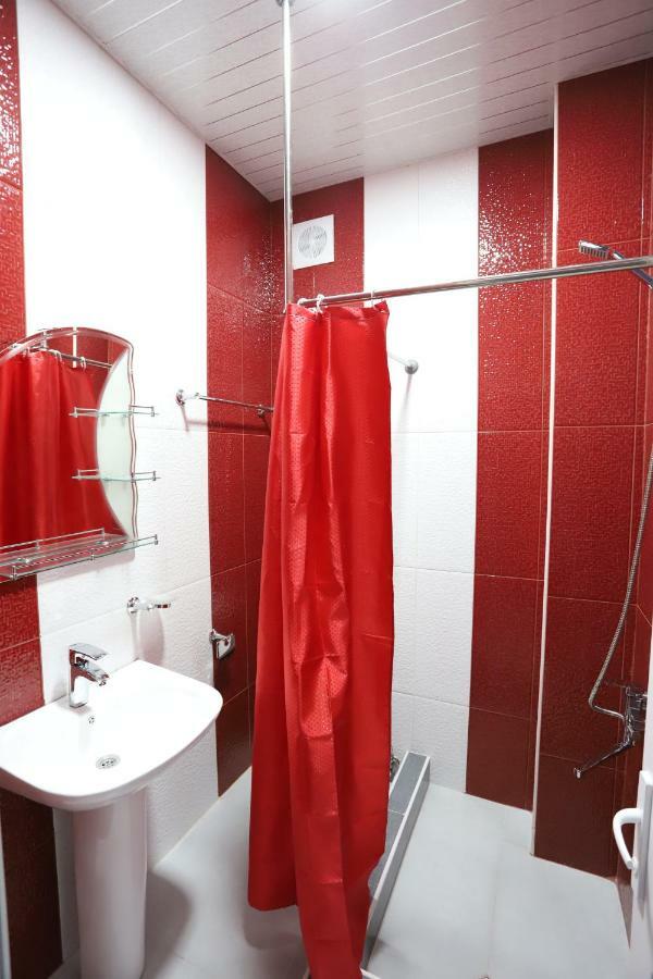 Hotel Hollywood Kutaisi Bagian luar foto
